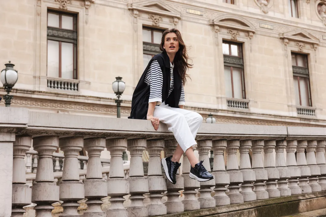 Dame met schoenen voor artrosevoeten